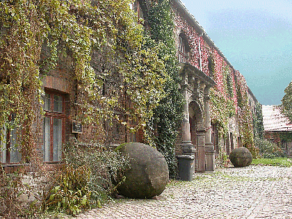Ansicht des Innenhofs der Neuen Residenz mit zwei Gesteinskugeln (Calzitsphärit), die aus dem Geiseltal stammen. © F. Steinheimer, ZNS.