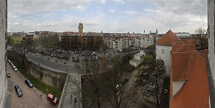 Friedemann-Bach-Platz als optimaler Museumsstandort in Halle (Saale): zukünftiges Naturkundliches Universitätsmuseum vis-à-vis der Moritzburg. Panoramafoto von Dr. Ingolf Knetsch. Für weitere Panoramafotos aus Halle (Saale) und anderen Städten siehe www.galerie-rundblick.de. © I. Knetsch, Halle.