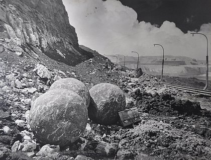 Mehrere Riesenkalzitsphrite im Tagebau Mcheln 
(Geiseltal), vgl. 
Aktentasche als Mastab. Foto: Archiv Geiseltalmuseum, 
1955.