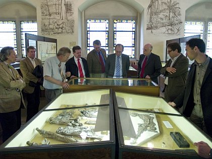 Wissenschaftlicher Beirat, MLU-Vertreter und Förderverein bei einem Besuch im Geiseltalmuseum 19. Juni 2009: von links nach rechts: Dr. Ralf-Torsten Speler, Leiter Zentrale Kustodie; Prof. Dr. Bernhard Graf, Leiter des Instituts für Museumsforschung Berlin; Dr. Meinolf Hellmund, Kustode Geiseltalmuseum; RA Achim Jaroschinsky, Stellvertr. Vorsitzender des Fördervereins; Prof. Dr. Hermann Swalve, Tierzucht, Institut für Agrar- u. Ernährungswissenschaften und Sammlungsleiter Haustierkunde; Prof. Dr. Peter Wycisk, Dekan Nat. Fak. III; Prof. Dr. Wulf Diepenbrock, MLU-Rektor; Prof. Dr. Wolfgang Schenkluhn, Institut für Kunstgeschichte und Archäologien Europas; Dr. Frank Steinheimer, Projektleiter. © Paolo Schubert, MLU.