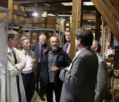Beirat im heute umgezogenen Magazin des Haustierkundemuseums: Jürgen Fiebig, Präparator der ornithologischen Sammlung des Museums für Naturkunde Berlin erklärte 2009 dem MLU-Kanzler, Dr. Martin Hecht (links), Dr. Ralf-Torsten Speler (Zentrale Kustodie), Rektor Prof. Dr. Wulf Diepenbrock, Herrn Prof. Dr. Hermann Swalve (Leiter des Museums für Haustierkunde), Prof. Dr. Wolfgang Schenkluhn (Institut für Kunstgeschichte und Archäologien Europas) und Herrn Prof. Dr. Hans-Jörg Ferenz (Zoologie) die großen Probleme, die bei einem Umzug der Sammlung gestemmt werden müssten. Das ZNS konnte alle Vorgaben erfolgreich umsetzen und die Sammlung ohne Verluste an einen besseren Standort bringen. © F. Steinheimer, ZNS.