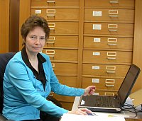 Frau Tamara Franzke bei der Dateneingabe im Geiseltalmuseum. Durch die Förderung im „Kommunal-Kombi“ konnte der Verein Frau Franzke für drei Jahre 2009-2012 anstellen. © Frank Steinheimer, ZNS.