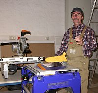 Herr Hans-Joachim Rolle erstellt für die Geiseltalfossilien Verpackungskisten für den anstehenden Umzug. Auch er wurde über den „Kommunal-Kombi“ vom Förderverein in den Jahren 2009-2012 finanziert. © Frank Steinheimer, ZNS.