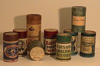 Verschiedene Wachswalzenbehälter mit ersten Tonaufnahmen" (1906-1925), Phonetische Sammlung, Foto: Phonetische Sammlung