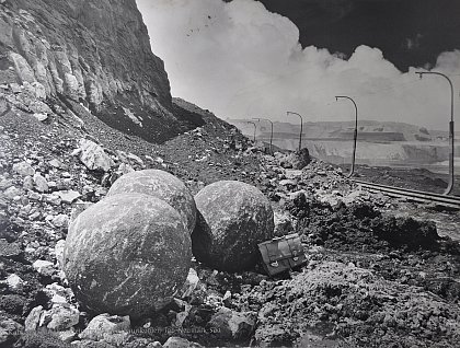 Mehrere Riesenkalzitsphärite im Tagebau Mücheln
(Geiseltal), vgl.
Aktentasche als Maßstab. Foto: Archiv Geiseltalmuseum,
1955.