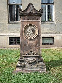 Gedenkstein für C. G. Giebel, gestiftet vom
Naturwissenschaftlichen Verein für
Sachsen und Thüringen. Foto: D. Heidecke, 2011.