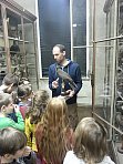 MuseobilBOX Welches Tier passt zu mir?, 2015, Frank Steinheimer besucht mit den Teilnehmern die Zoologische Sammlung. © Archiv ZNS