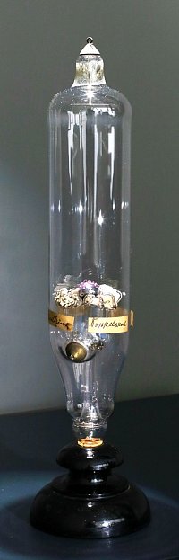 2. Verlust: Entladungsgefäss mit vier fluoreszierenden Mineralien, ca. 1890. Foto: Reinhard Krause-Rehberg.
Second Loss: Receptacle for electrostatic discharge experiments with four fluorescent minerals, c. 1890. Photo: Reinhard Krause-Rehberg.